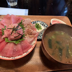 MAGURO GARAGE - 特上本マグロ丼（味噌汁、小鉢、漬物付き）
                （本まぐろ、本まぐろ炙り、メバチ、ネギトロ）
                1600円
                