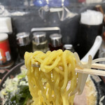 北海道らーめん みそ熊 - 食べ応えある縮れ麺