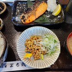 酒と肴 まる蔵 - 銀鮭塩焼き定食 900円、納豆 100円 ♪
