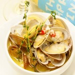 Steamed clams with white wine and garlic