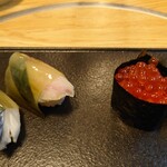 Matsu zushi - しめ鯖といくら。。。最近、しょぼいいくらしか食べてなかったからちょっと嬉しかった