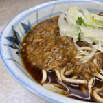 Yanagiya - キーマ、つゆ、そば、薬味は玉ねぎと長ネギ