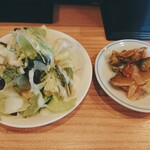 中華料理 鳳凰 - サラダとザーサイ