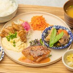 Luxurious 3-kind Kawara Miiro Plate ~Meat, Fish, and Vegetables~