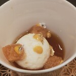 ガストロノミー ジョエル・ロブション - ルイユをのせた軽やかなメレンゲとロワイヤルに未利用魚を使ったスープ・ド・ポワソンを注いで