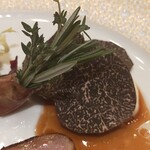 ガストロノミー ジョエル・ロブション - フランス産仔牛のロティ 黒トリュフ香るポテトピュレとハーブのサラダを添えて