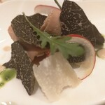 ガストロノミー ジョエル・ロブション - フォアグラのコポーとインカの目覚めのマリネに黒トリュフを削りかけて