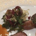 ガストロノミー ジョエル・ロブション - フランス産仔牛のロティ 黒トリュフ香るポテトピュレとハーブのサラダを添えて