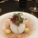 ガストロノミー ジョエル・ロブション - 東京うこっけい卵 “ウフモレ”をエスペレット産唐辛子風味のピペラードソースで