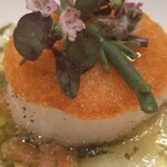 ガストロノミー ジョエル・ロブション - カラスミのクルートを纏ったホタテ貝に海藻バターを合わせて