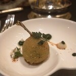 ガストロノミー ジョエル・ロブション - グルヌイユのフリット パセリとニンニクのクーリと共に