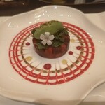 ガストロノミー ジョエル・ロブション - ビーツ リンゴと合わせ苦味のあるサラダとグリーンマスタードのソルベと共に