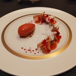 ガストロノミー ジョエル・ロブション - 福岡県産あまおうとクリームチーズ ベルガモット香るジュレとメレンゲをアクセントに