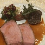 ガストロノミー ジョエル・ロブション - フランス産仔牛のロティ 黒トリュフ香るポテトピュレとハーブのサラダを添えて