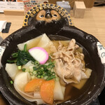 五代目 花山うどん - うどんの器は狸さん上州煮豚も甘辛い味付けで美味*\(^o^)/*