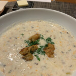 ラ・ファソン 古賀 - メイン料理：魚：真鯛のポワレ オニオンピューレ 　　半熟卵 生ハム 赤ワインソース 中がふんわりとした真鯛。赤ワインソースとよく合いまず。 半熟卵で、で、さらに深みのある味わいに！生ハムの塩気がアクセント。