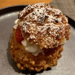 ラ・ファソン 古賀 - シュークリーム　苺 シュー生地がサクッとしていて、生クリーム、カスタードクリーム そして苺。とても好み。とにかく生地が好き。