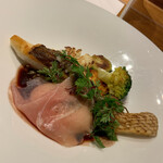 ラ・ファソン 古賀 - メイン料理：魚：真鯛のポワレ オニオンピューレ 　　半熟卵 生ハム 赤ワインソース 中がふんわりとした真鯛。赤ワインソースとよく合いまず。 半熟卵で、で、さらに深みのある味わいに！生ハムの塩気がアクセント。