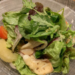 ラ・ファソン 古賀 - サラダ：白魚の上新粉揚げ、ホタテのスモーク 　文旦 リンゴ酢、塩麹のサラダ 前回、とても美味しくて感激したサラダ。とてもドレッシングが美味しい。 燻製の風味もしました。フルーツにも合う。大好きな一品になりました。