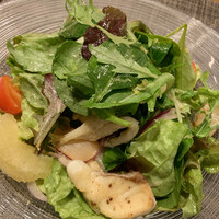 ラ・ファソン 古賀 - サラダ：白魚の上新粉揚げ、ホタテのスモーク 　文旦 リンゴ酢、塩麹のサラダ 前回、とても美味しくて感激したサラダ。とてもドレッシングが美味しい。 燻製の風味もしました。フルーツにも合う。大好きな一品になりました。