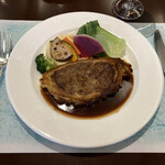 ポンヌフ - ミートローフ、デミグラスソース。滑らかなマッシュポテトの上に焼き野菜蒸し野菜が彩りよくならんでいます。