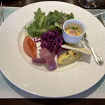 ポンヌフ - 前菜。グリーンリーフとレッドキャベツに基本のフレンチドレッシングが、小容器には人参のムースと海老マリネ滑らかな舌触り、クラッカーと白身魚とホタテのサフラン和えパテ、トマトと酢漬け紫玉ねぎ。