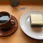 195328527 - 黒ゴマとクリームチーズのケーキ＆ホットコーヒー