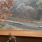 Cafe Domingo - 窓から見えた雪降る景色