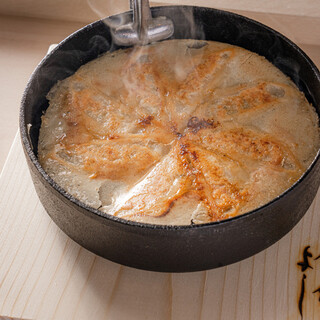 【にんにく不使用】熱した鉄なべで提供される店主こだわりの餃子