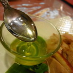 獅門酒楼 - 緑色の甘酢ソースをかけていたただきます