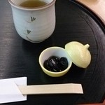 鈴波 - 最初にお茶と黒豆