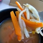 港区役所　レストランポート - 珍しい！モヤシとにんじんの味噌汁