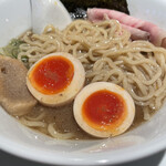 酒肴場 屯 - 味玉も濃いですね