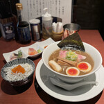 酒肴場 屯 - 濃醇煮干し蕎麦（味玉入り）¥950、海鮮丼¥500