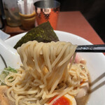 酒肴場 屯 - 加水率高めのもっちり中太麺