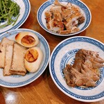 香港麺 新記 - 小皿、茶色え！