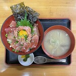 カネセイ - ユッケ風ネギトロ鉄火丼と豚汁セット