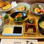 日本料理　雲海 - 冬の味覚ランチ(税込2,800円)
            ①お浸し②お造り(鮪、真鯛、真鯵、帆立)③真鯛、大根、舞茸の焚き合わせ④牡蠣フライ⑤野菜サラダ⑥白ご飯、香物、ちりめん山椒煮、長藻汁⑦抹茶蕨&苺&柑橘&ブルーベリー