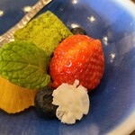 日本料理　雲海 - ⑧抹茶蕨、苺、柑橘(清見？)、ブルーベリー、生クリーム&ミント添え
            見た目は華やかでしたが、特に印象に残るものは無かったですね