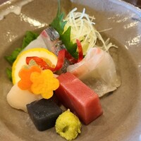 日本料理　雲海 - ②お造り盛り合わせ(鮪、真鯛、真鯵、帆立、蒟蒻)【1口サイズ】
                真鯛は養殖だろうか？とても軟らかく活かった食感は皆無、鮪は冷たく口溶けとは程遠い状態
                真鯵と帆立も印象は弱い