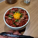 ニクヤ セジョン - サイズ感　和牛炙りユッケ丼