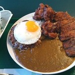 ラッキーピエロ - 全部盛りカレーライス(左は持ち帰りになったハンバーガー(笑))