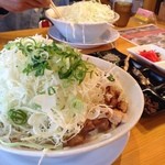 濃厚煮干とんこつラーメン 石田てっぺい - キャベツ山盛