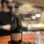 蒼 - 繊細な泡が、とてもエレガントなアンリオ。
      熟成したシャンパーニュの素晴らしさが体現されています。