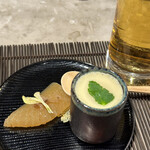 立川CLAMS - お通し（数の子と浅利の小さな茶碗蒸し）600円。