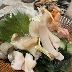 立川CLAMS - 貝刺し3点盛りハーフ（赤貝・白ミル貝・本つぶ貝）1,650円。