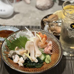 立川CLAMS - 貝刺し3点盛りハーフ（赤貝・白ミル貝・本つぶ貝）1,650円。