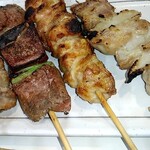 焼鳥倉沢屋 - 左から鶏皮、レバー、ぼんじり、鳥軟骨。塩。