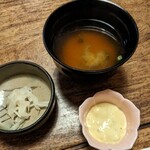 とんかつ石亭 - セットの味噌汁など