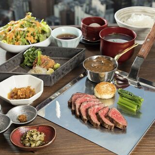 黒毛和牛のステーキや季節の素材をご堪能ください